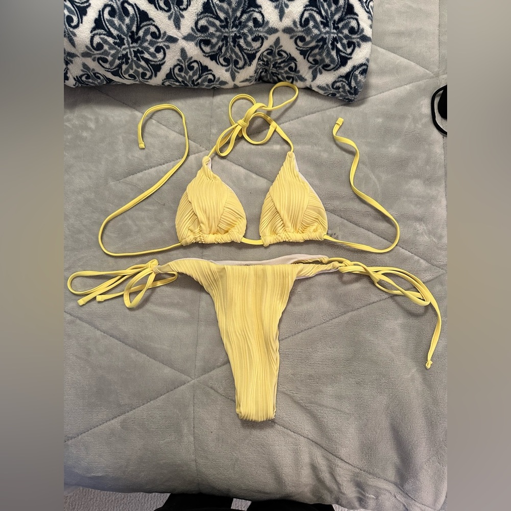 Never warn! Yellow bikini! So cute!